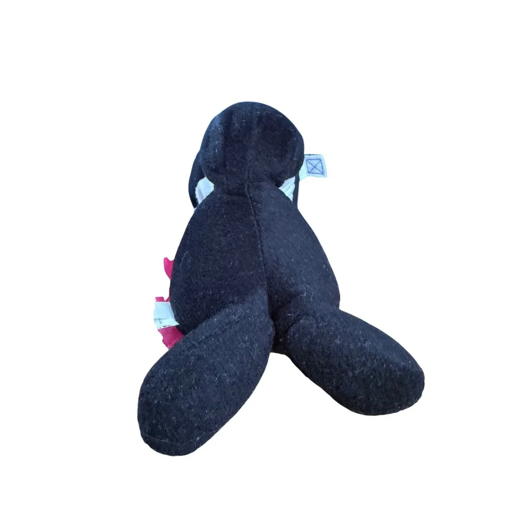Pepe Le Pew Looney Tunes plush holding heart Classic stuffed animal collectible‎